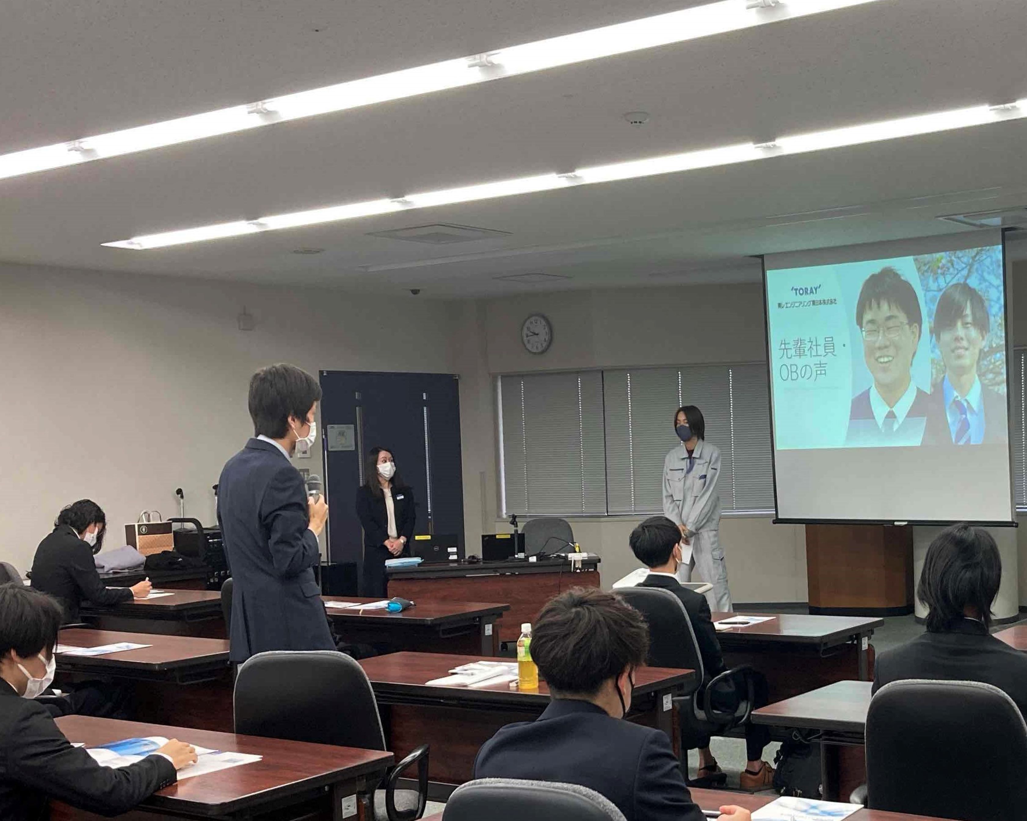 先輩社員へ質問する学生