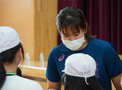 生徒の質問に答える当社社員