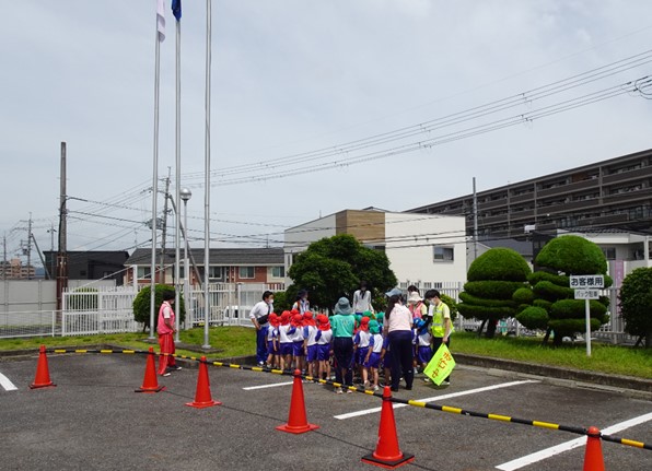 近隣の保育園の避難訓練に協力