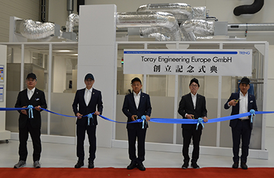 開所式の様子(左から二人目が東レエンジ・岩出社長)
