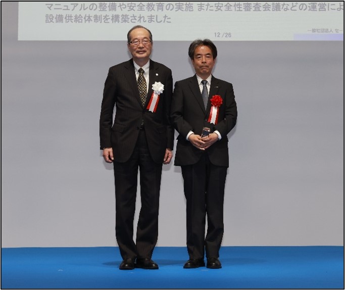 写真:楯を持つ当社受賞者代表(右)
