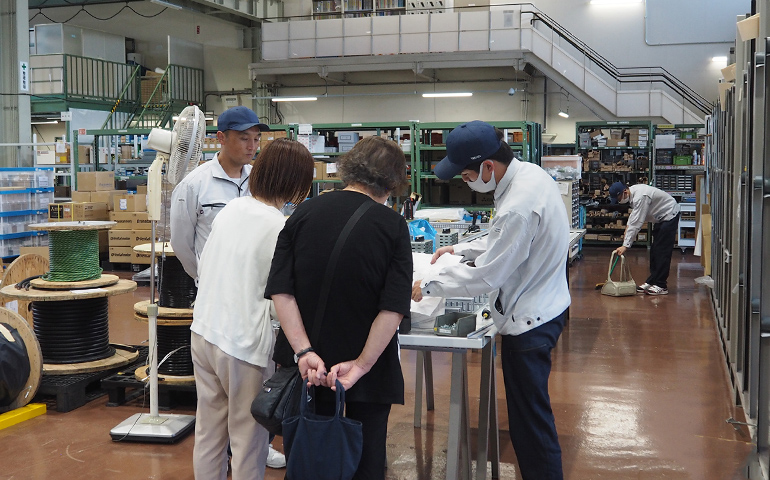 従業員の家族を招いて職場見学会
